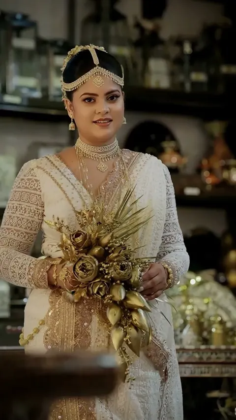 Sri Lankan bride with gold bouquet