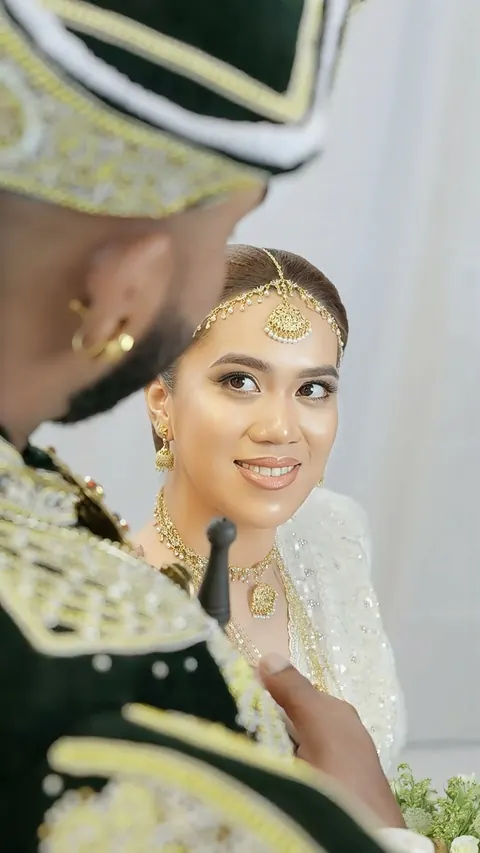 Kandyan bride and groom portrait